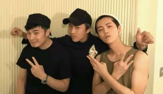 邓超晒与鹿晗打篮球同框照,明星之间谈鹿晗喜欢足球