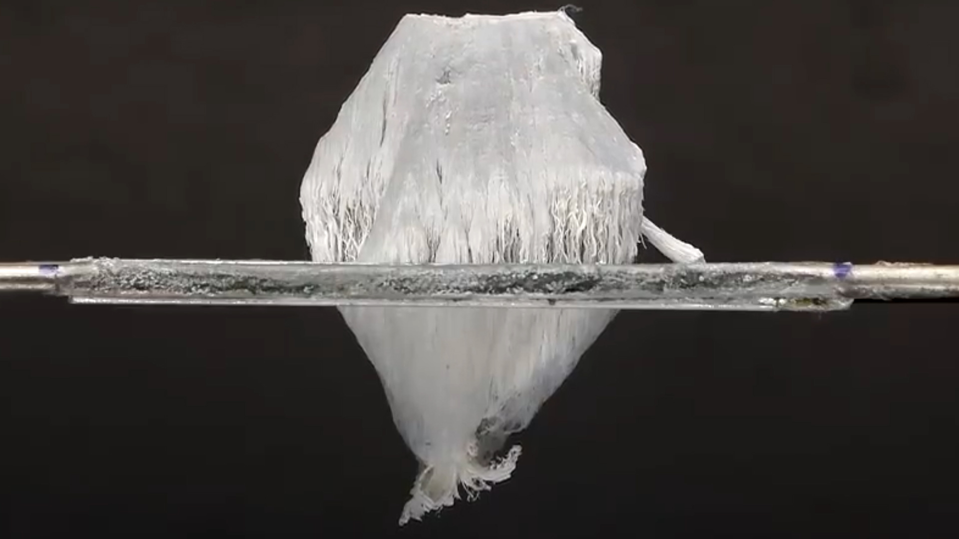 飞机上带水银而造成的悲剧事例,水银滴在铝板上会发生什么