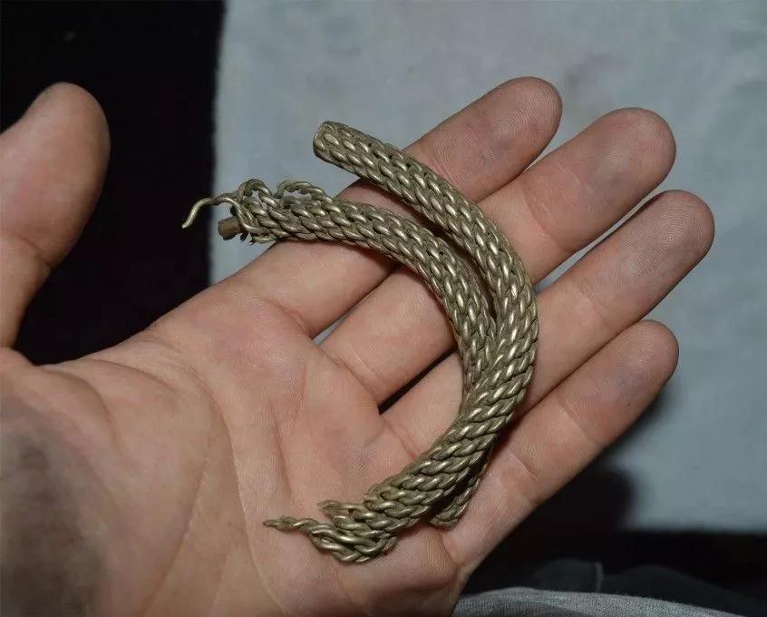 戴金镯手腕发黑,戴银手镯手腕一圈总是发黑为什么