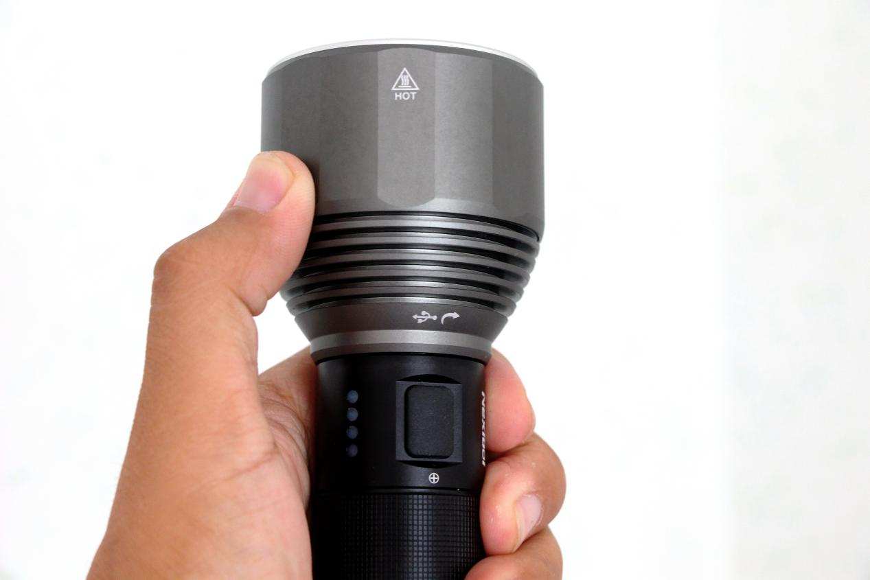 2000流明高亮手电在手,户外横扫黑暗:纳拓户外强光手电筒体验