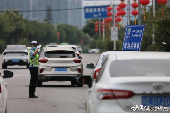 护航十四运交警救助事故伤者,护航十四运公安