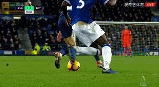 足球鞋被踩掉,足球踩掉鞋犯规吗