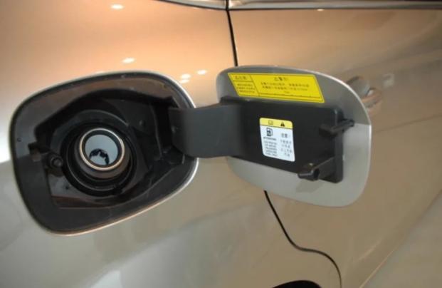 把车跑到没油是种什么体验,汽车开到没油熄火是不是很严重