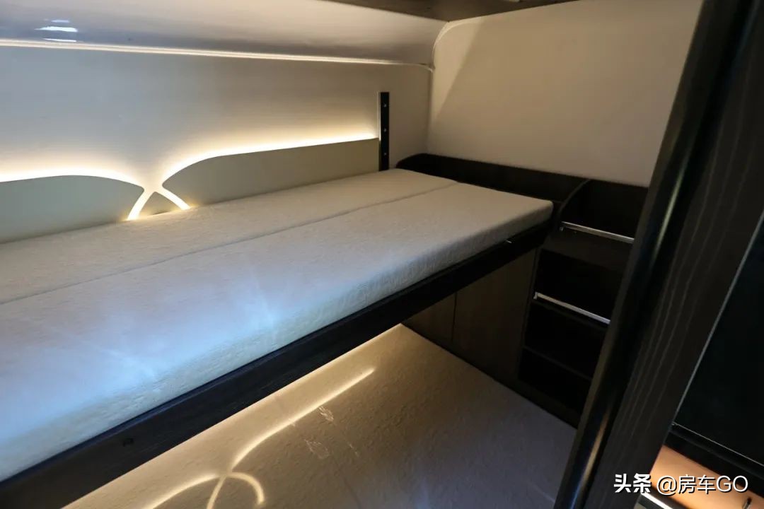 这台房车有5种充电方式，车内电器语音控制，卫生间也是干湿分离