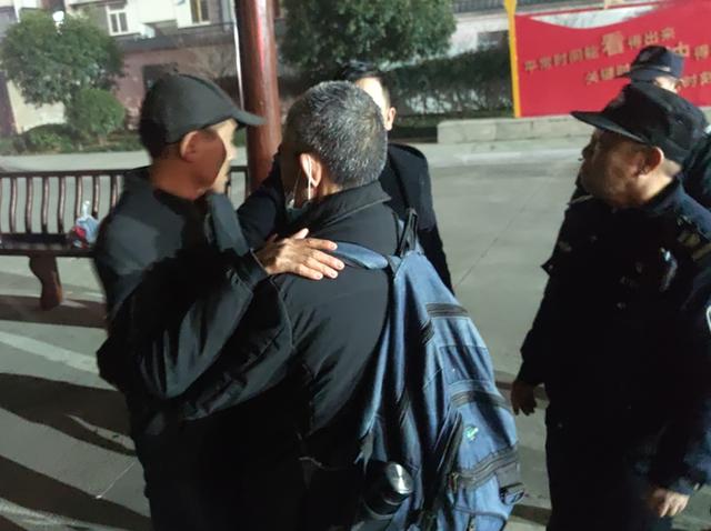 杭州风水阴宅,杭州一男子住墓地15年