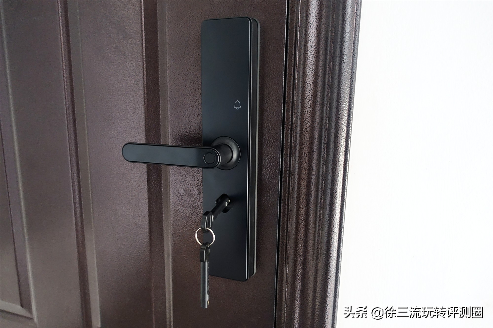 这把指纹锁不得了，内置天猫精灵AI模块，说句话就能开锁