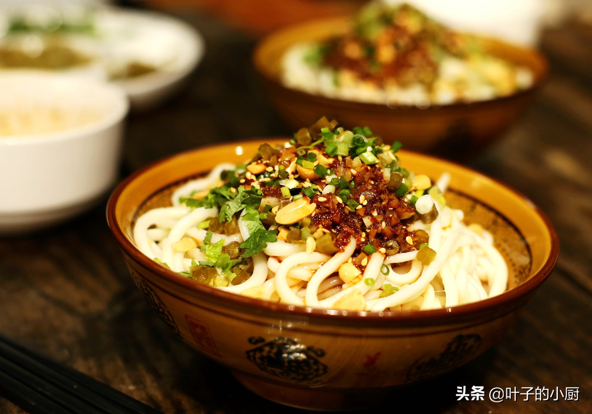 凉拌糖醋凉面怎么做才好吃,两分钟教你凉面做法夏天吃最可口