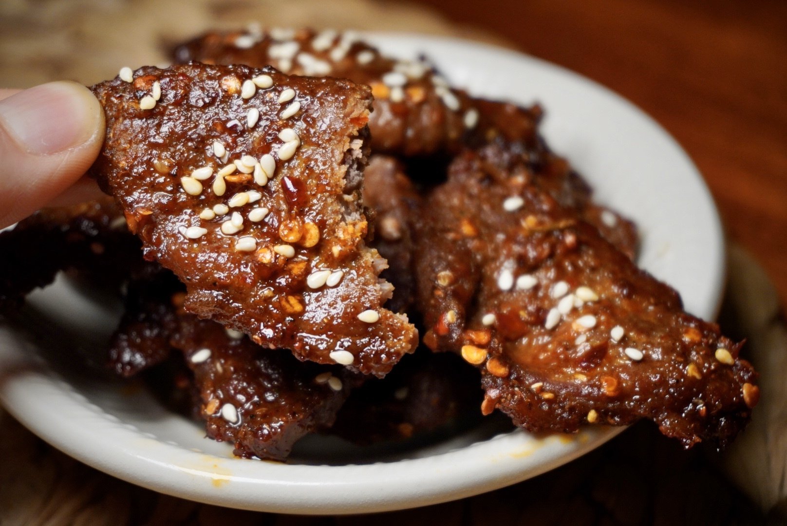 烤牛肉怎么腌制才鲜嫩？老师傅教你一招，滑嫩爽口，外焦里嫩真香