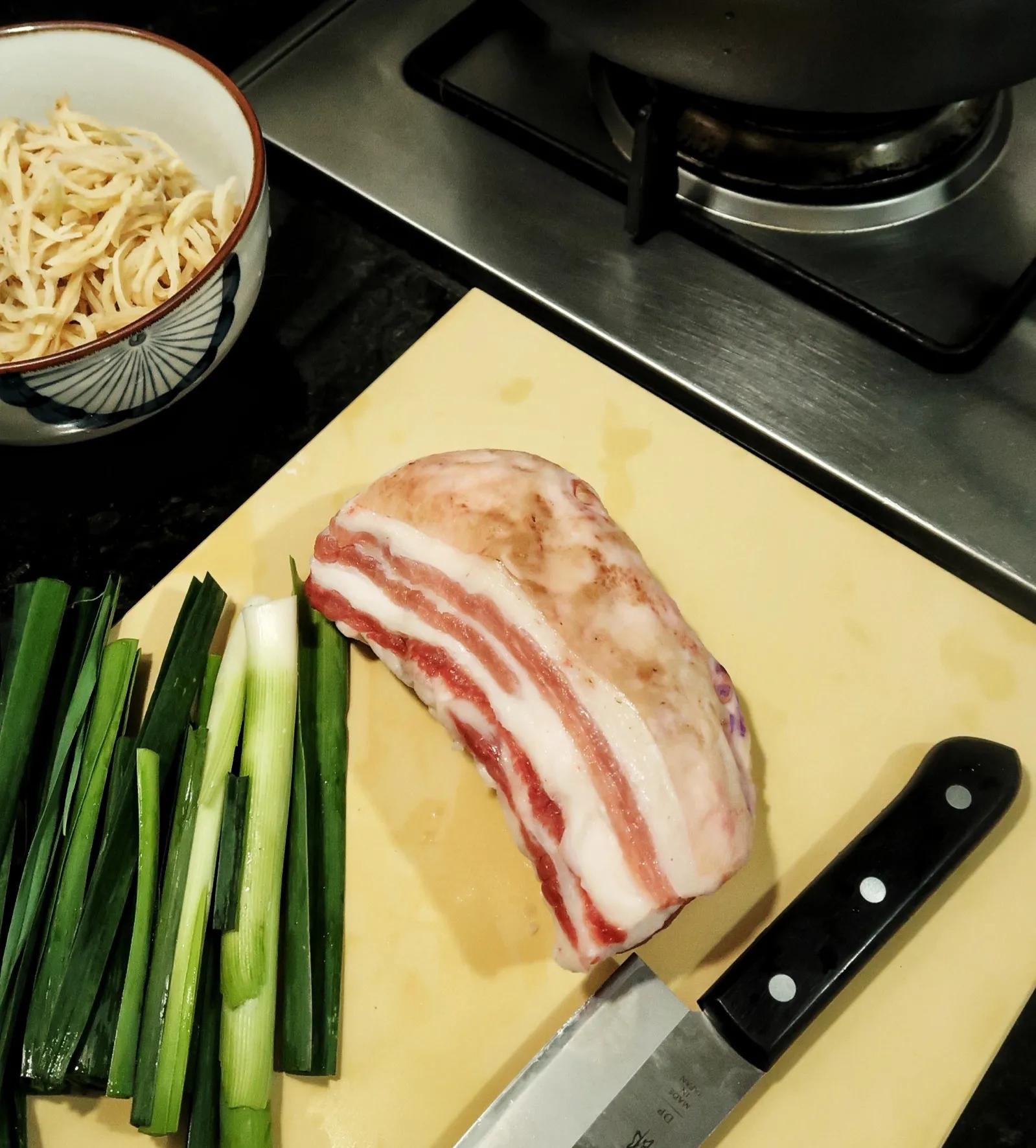 那些粗剌剌的萝卜条子，在凛冽的冬日喝上三四天的风，就蔫瘦了。