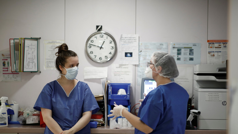 法国医护人员在巴黎举行抗议,法国医护人员在巴黎抗议示威