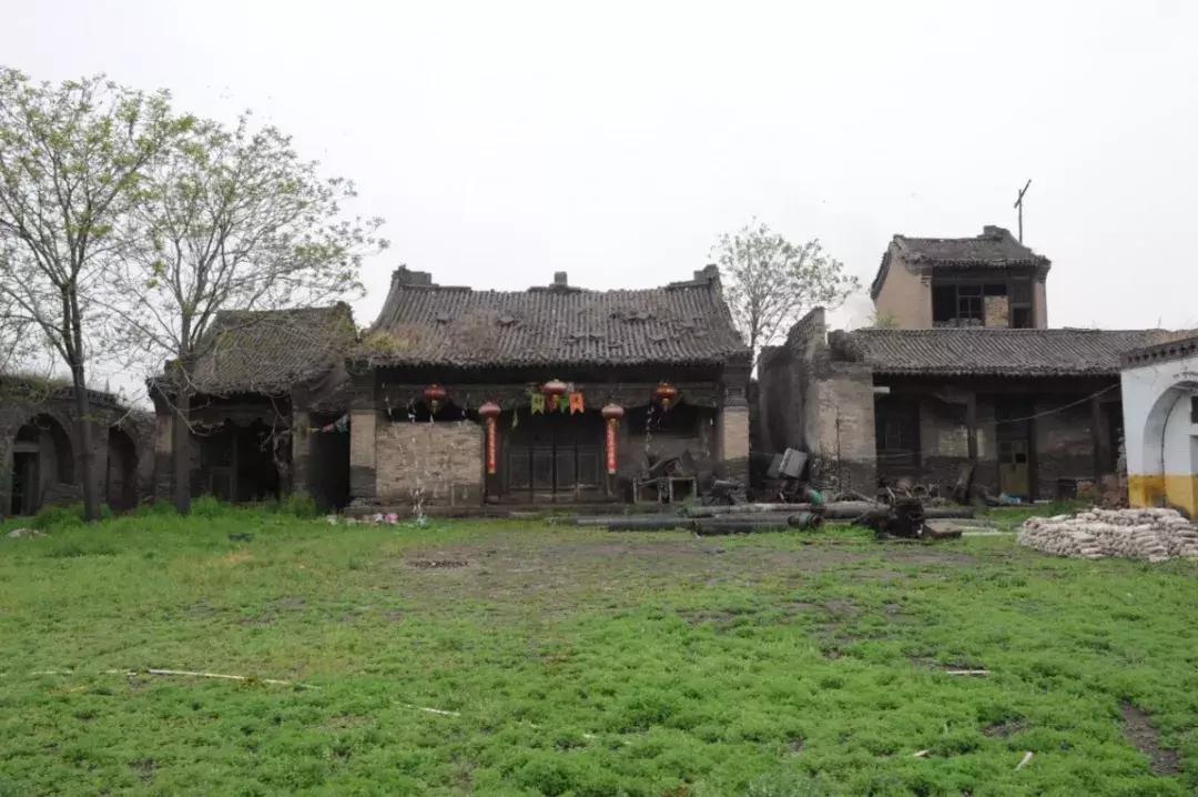 不是农民有宅基地证可以建房吗,不是农村人可以承包土地吗