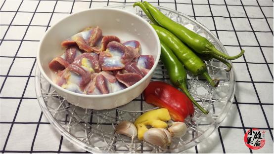 炒鸡胗先放泡菜还是鸡胗,炒鸡胗放郫县豆瓣酱吗