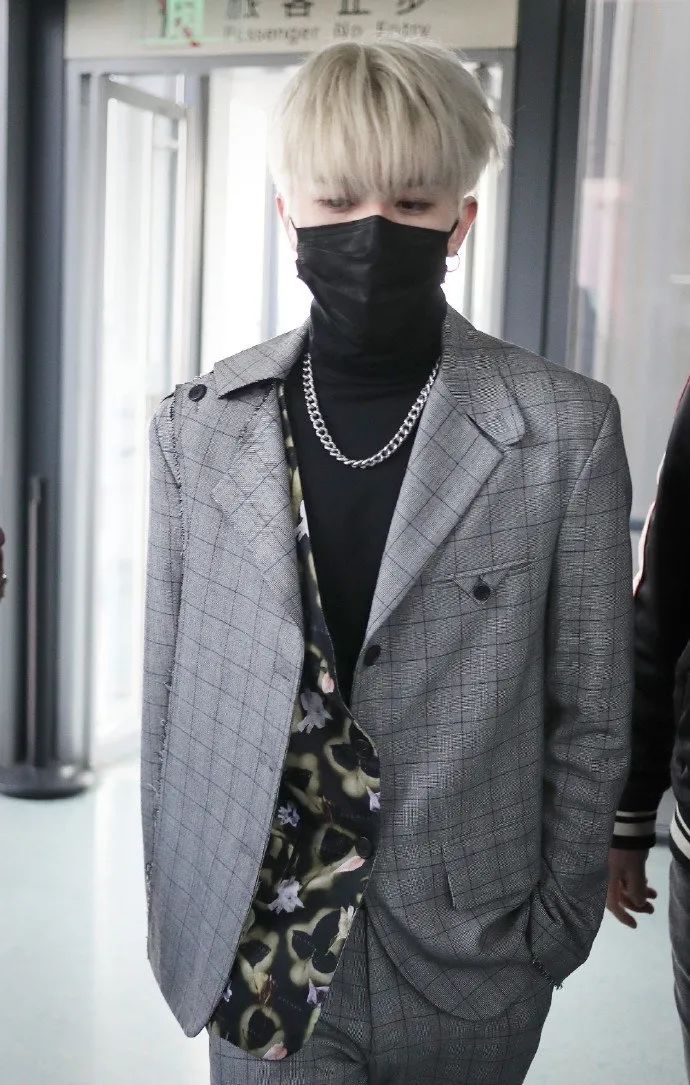 衣品超级好的男明星,王嘉尔穿的蔡徐坤同款衣服