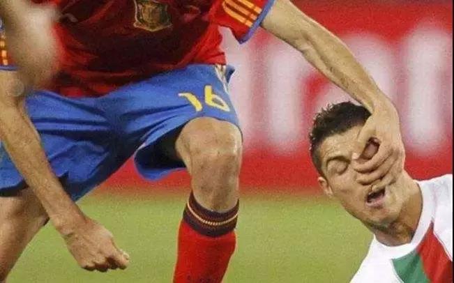 梅西足球场上的搞笑视频,足球场上搞笑瞬间