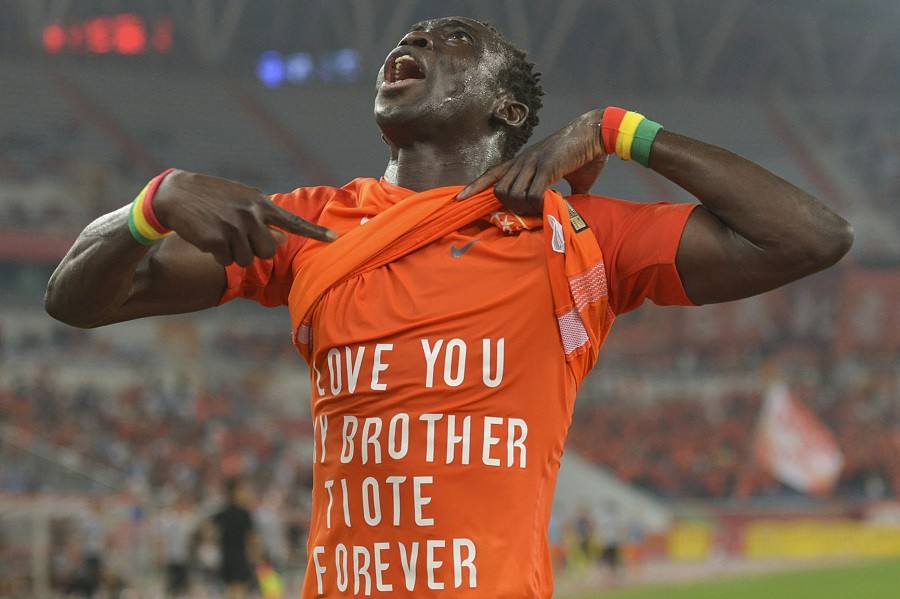 足球感动瞬间纪念老球员,足球场上纪念逝者的视频