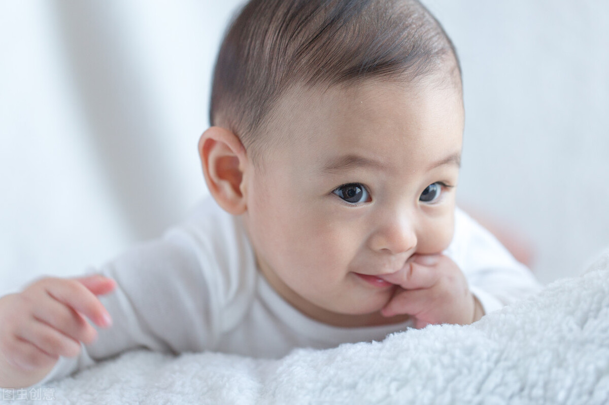 两个月宝宝喜欢舔手怎么回事,两个月宝宝喜欢吃手正常吗