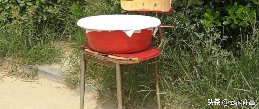 河南的美食馒头蘸酱豆,烙馍卷酱豆图片