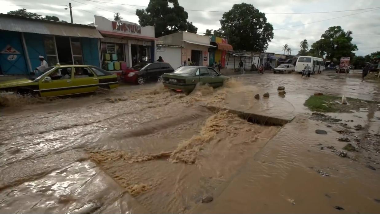 非洲小哥淘来法国二手车开出租，280公里只要47元，但要开12小时