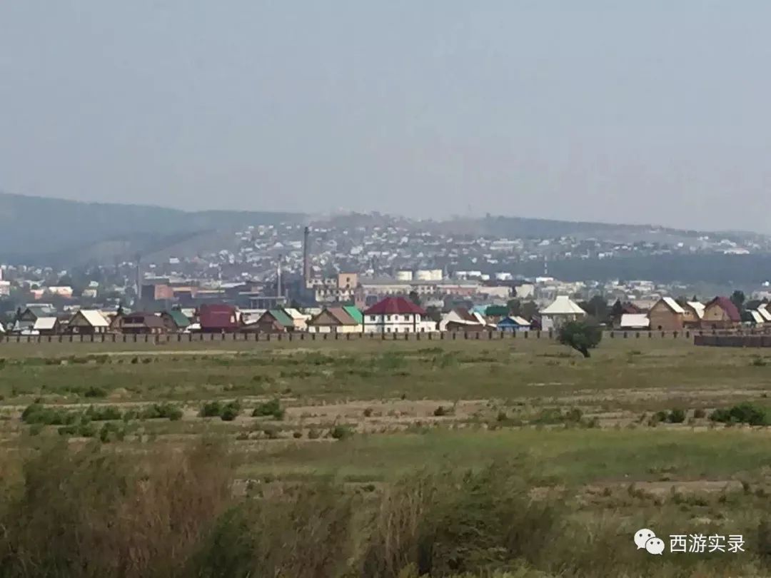 这女孩看到俄罗斯帅哥搭车，逼我停车，否则跳车