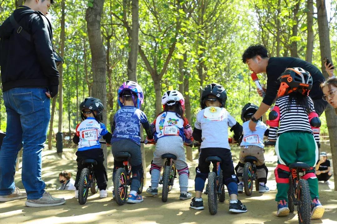 青少年成长冬令营课程,青少年冬令营拓展项目