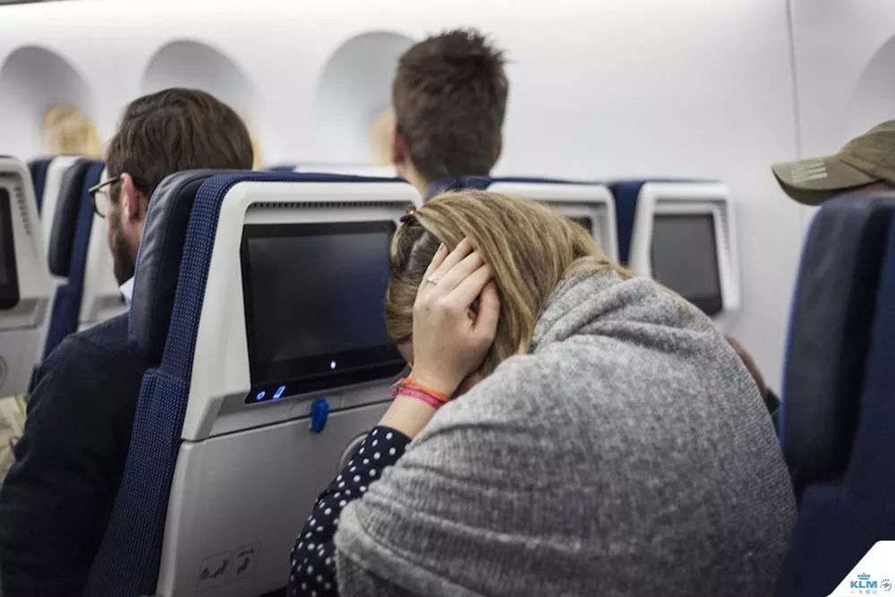 第一次坐飞机耳朵疼是啥原因,坐飞机戴耳机能缓解耳朵疼吗