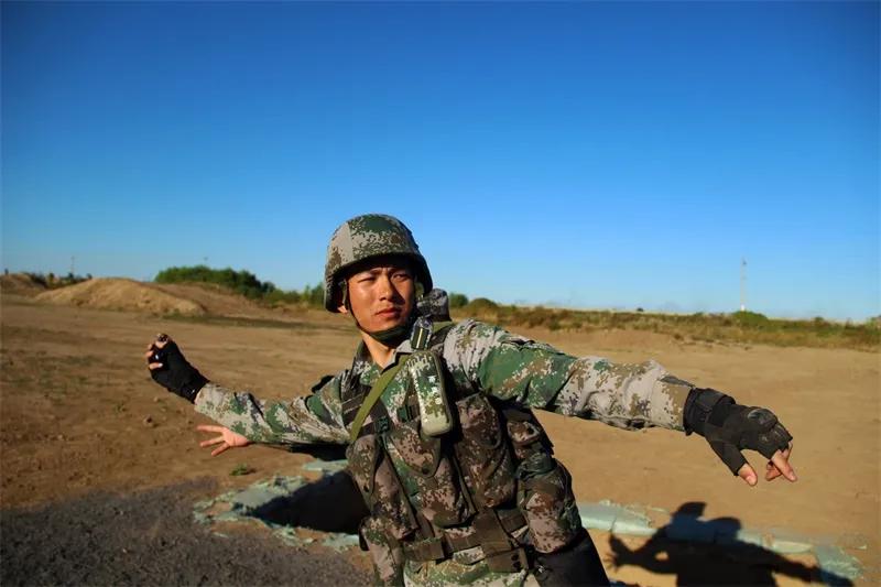 少尉服役8年是什么军衔,少尉新疆军区三等功