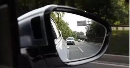 司机一个举动救了一个男人,司机不经意的一个动作悲剧了