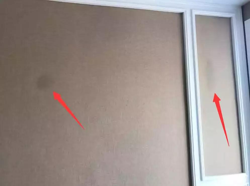 墙布透胶干了以后会留下印记吗,墙布透胶滴上白色涂料怎么处理