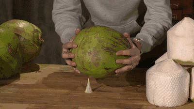 开椰子取整肉的巧妙方法,自己如何开椰子做椰子鸡