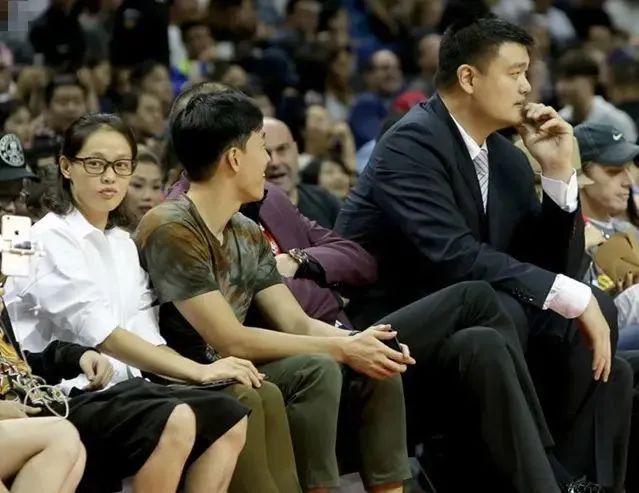 吴莎虽没葛天颜值高，打扮却朴素大气，比爱装嫩的看着舒服！