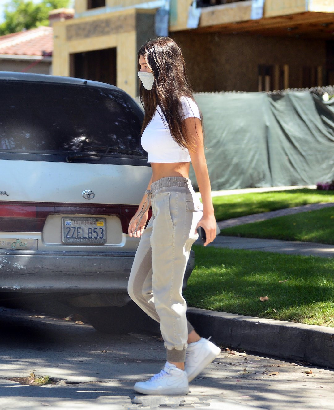 莱昂纳多超模女友惊现街头,莱昂纳多女友穿搭