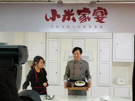 戴口罩直播一天卖300百万的雷军，像极了当初的李嘉诚。