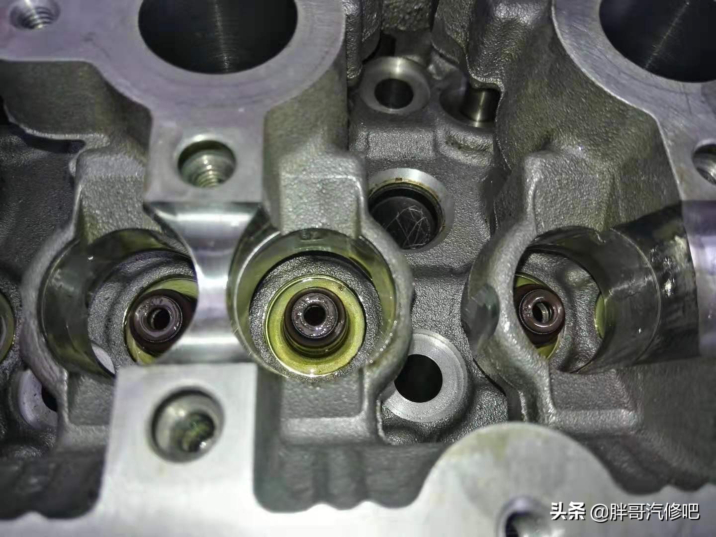 五菱宏光1.2机油少咋回事啊,五菱宏光1.2发动机机油孔在哪里