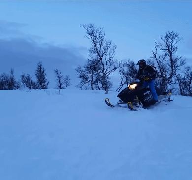 裁判，是他故意撞倒我的！搞笑动图