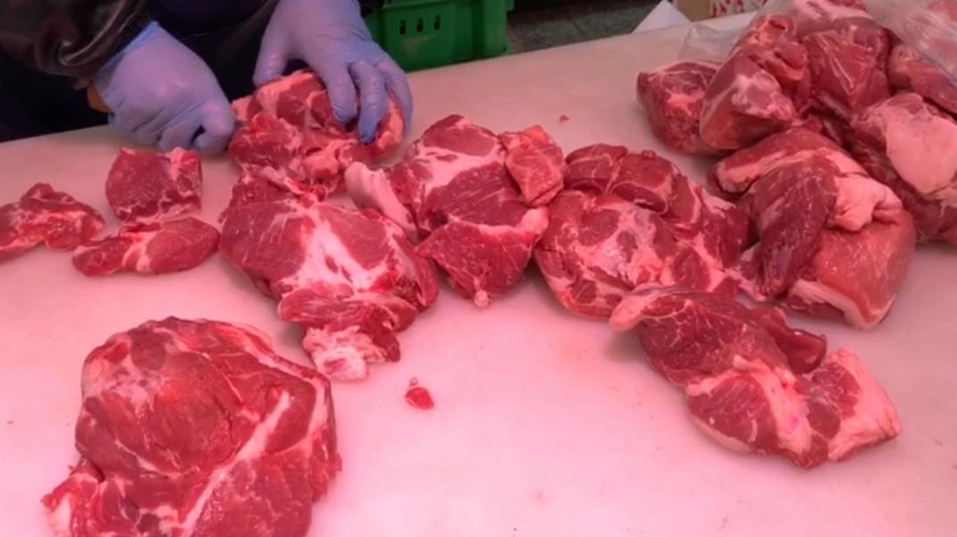 爷爷卖烤肠,奶奶30年灌香肠配方