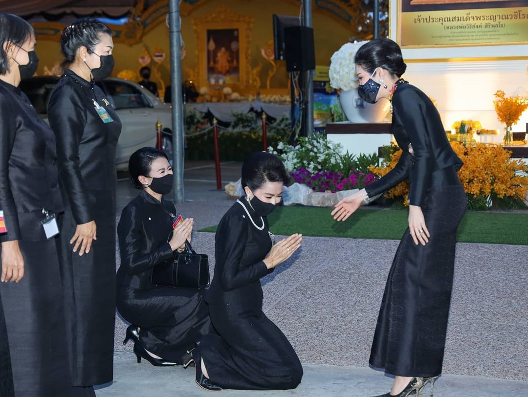 苏提达泰国服装,苏提达打扮泰王