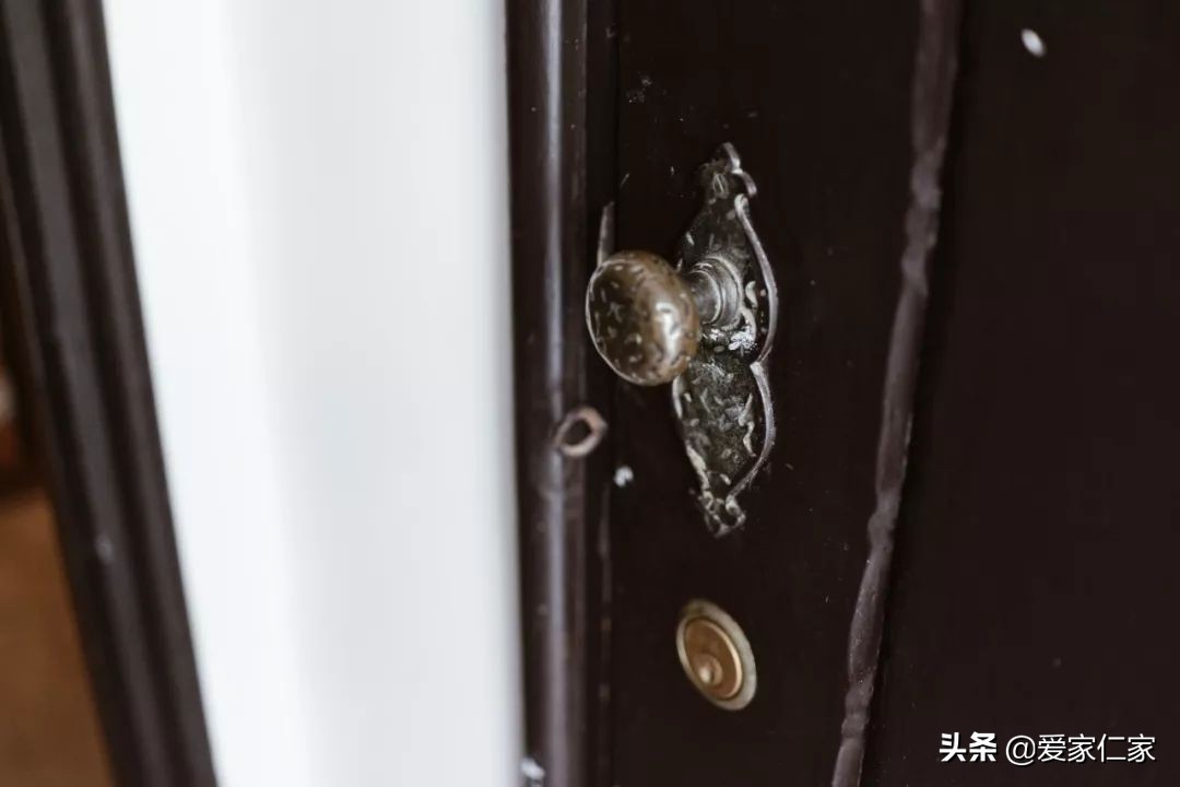 她买下32㎡上海老旧学区房，为女儿打造小桃园，还有超舒适大庭院