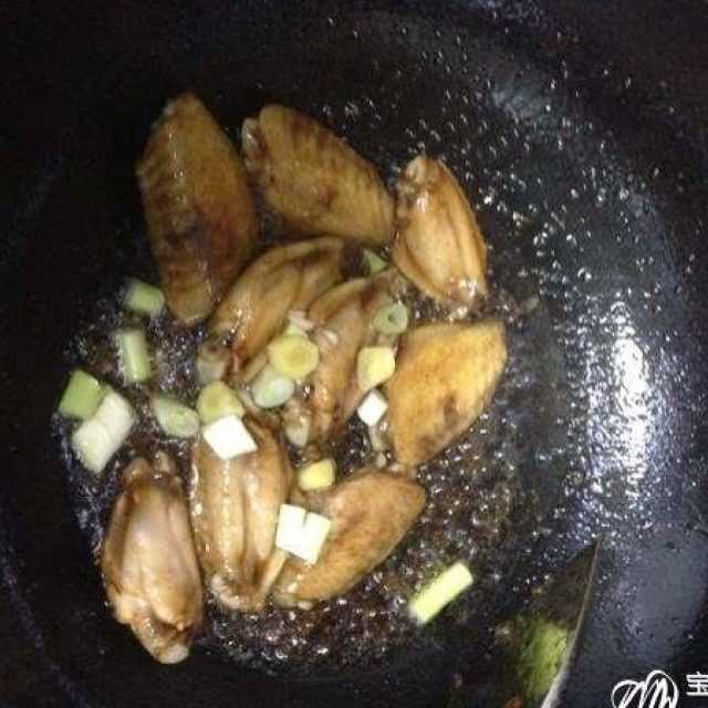 香辣红烧鸡翅,红烧鸡翅怎么做又嫩又好吃