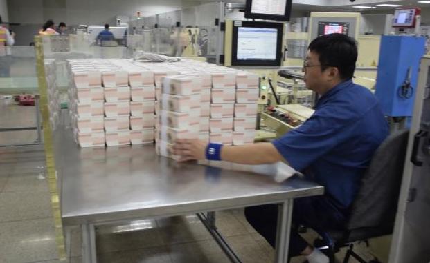 印钞工人月薪才3000元,为什么很少人辞职?内部员工:谁走谁傻