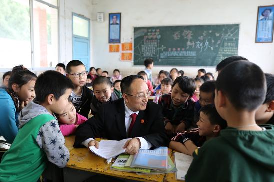 【四川政法先锋】一身正气“赤脚汉”，两袖清风“好法官”