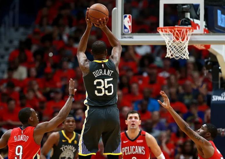 投篮时应该盯着球还是看着筐？这或是NBA历史上最易被忽视的难题