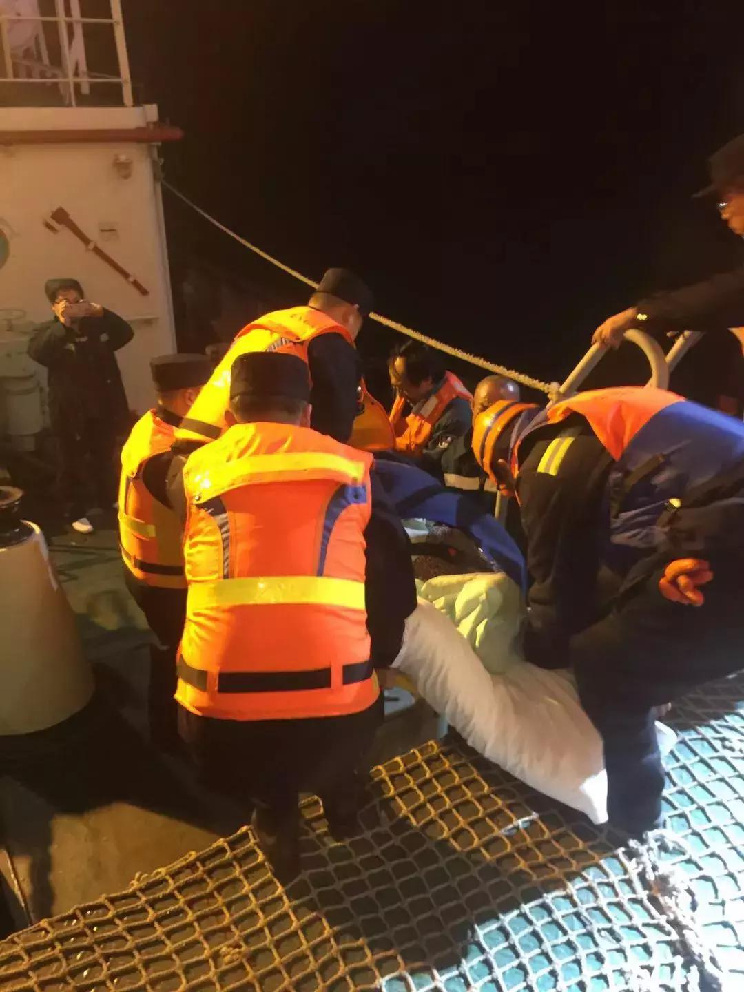 某货轮在航行途中不慎发生触礁,一船航行突发事件