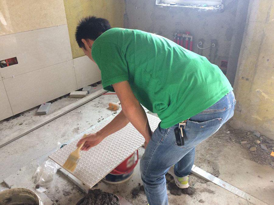 铺地暖的地砖非要刷瓷砖背胶吗,师傅说地砖刷背胶