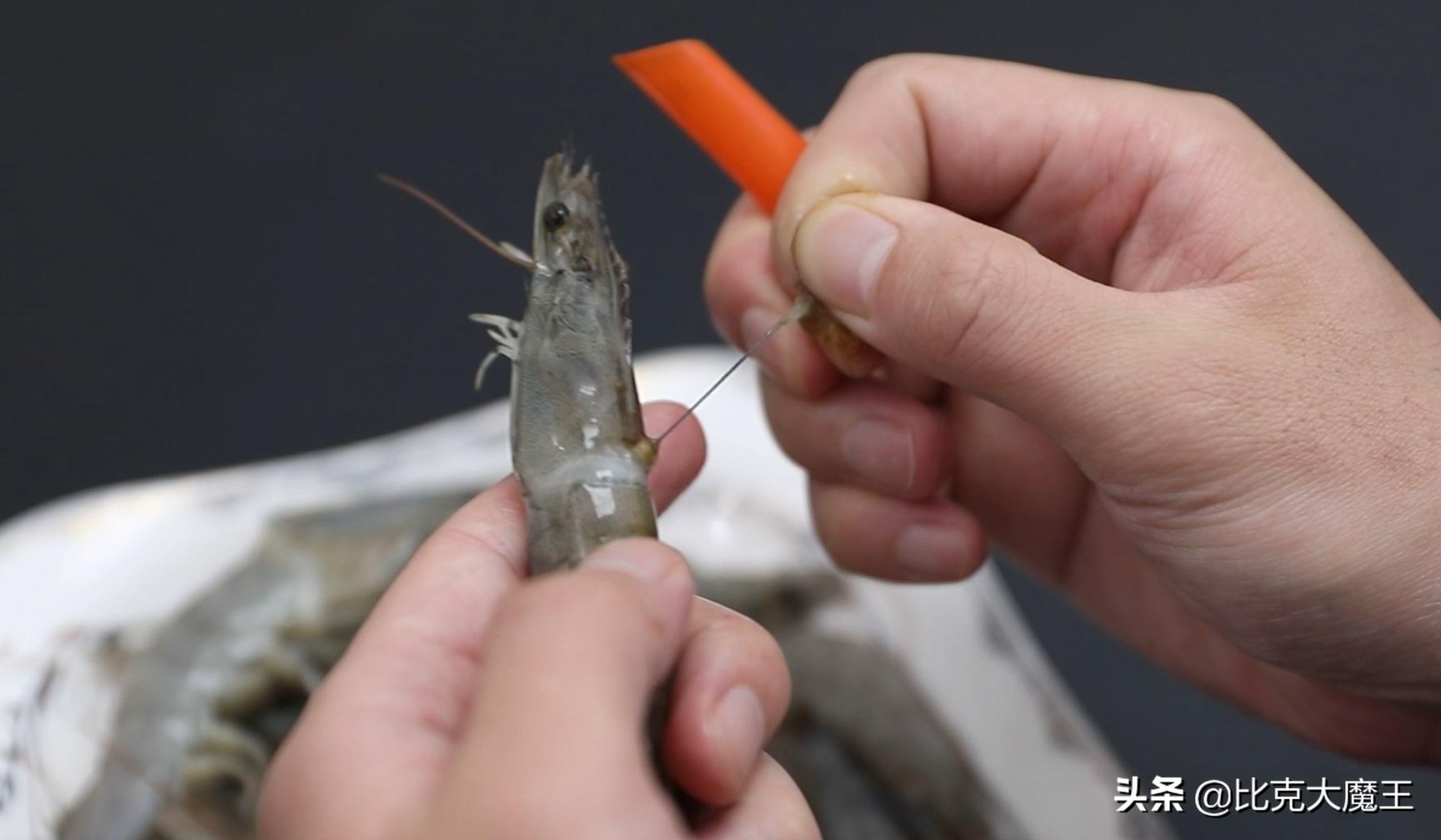 去虾线小窍门工具一秒一个,去虾线小妙招吸管
