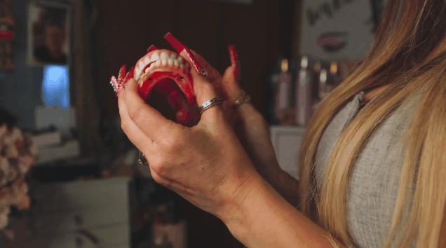 她21岁生娃,9年后牙齿掉光,卸妆惊呆网友:真实的自己最美