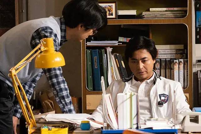 第一季惊艳第二季崩，严肃聊聊《全裸导演》