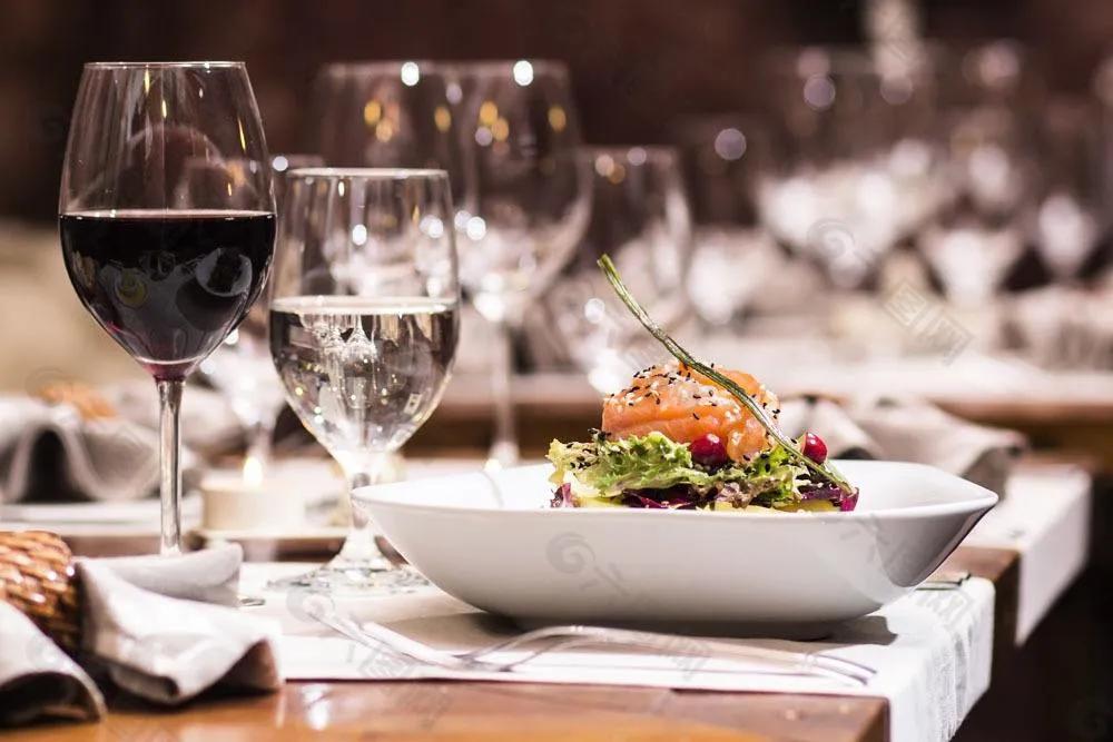 喝红酒忌口食物是什么食物,喝红酒不能和什么食物一起吃