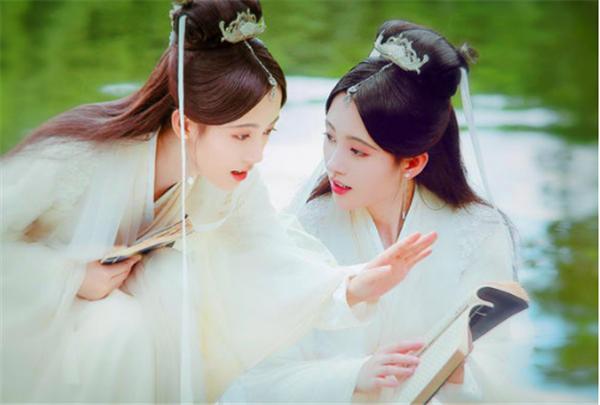 两代白娘子同框，鞠婧祎和赵雅芝，一个清新脱俗一个雍荣华贵