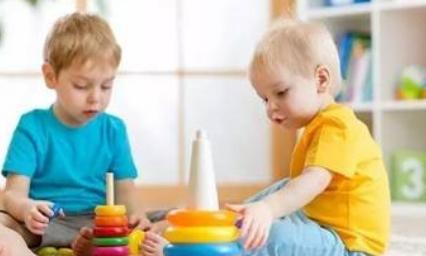 “把你家奔驰借我开吧，不分享？你真小气！那孩子玩具不是一样吗