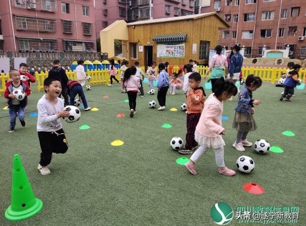 安居一幼举行第三期“足球游戏活动开展”教师培训会